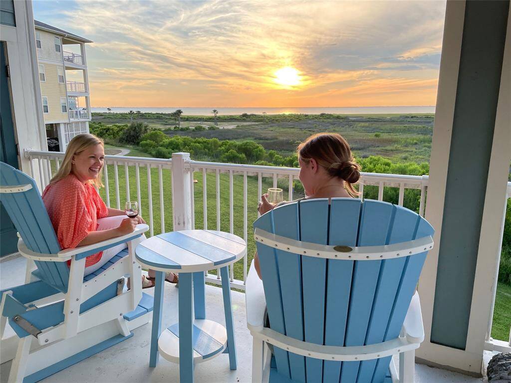 What a fantastic place to relax with friends at the end of the day, watching beautiful sunsets and birds from the bay facing balcony