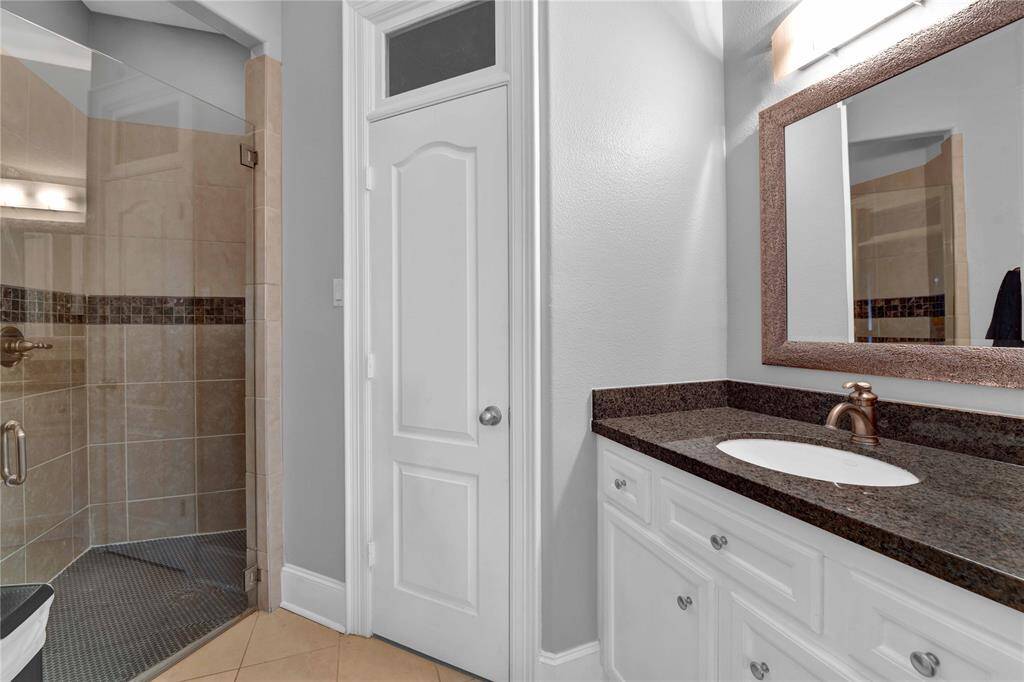 The spacious laundry room provides ample room for daily chores, featuring elegant Ole flooring and crown molding that enhance its overall appeal. With plenty of cabinets and countertop space, this funcOonal area allows for easy organizaOon and efficiency in managing household tasks.