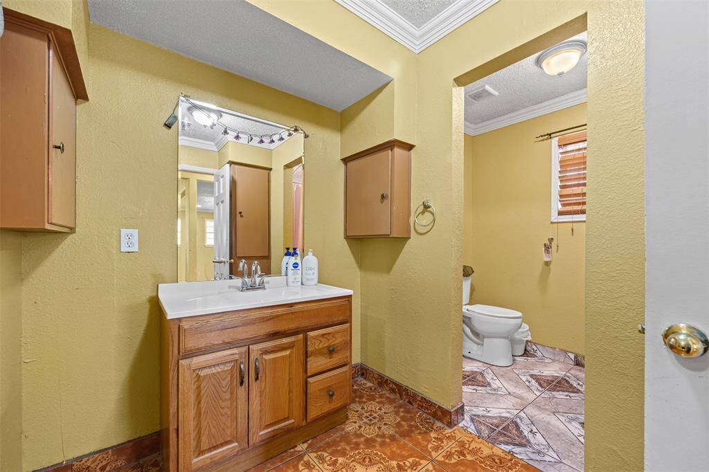 Floor 2 - Full Bathroom 1