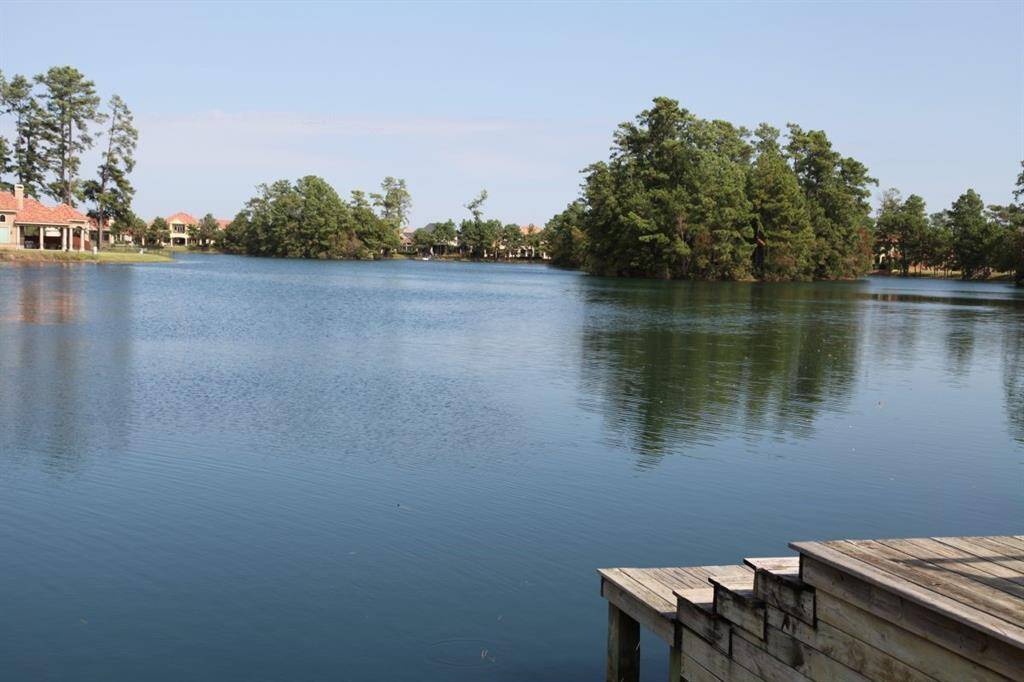 Well stocked lake large enough for kayaking or canoeing! Don't have one? No worries! The multiple docks are great spots to fish as well! Sunrise yoga classes have been offered by neighbors as well!