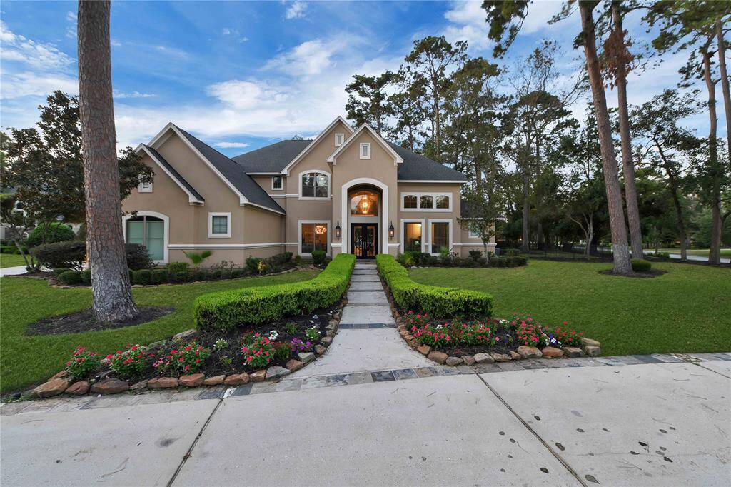 Introducing a luxurious, one-of-a-kind water front gem, meOculously maintained and offering an unmatched blend of elegance, funcOonality, and premium design. This excepOonal home combines sophisOcated style with though?ul craOsmanship, creaOng a truly unique living experience.