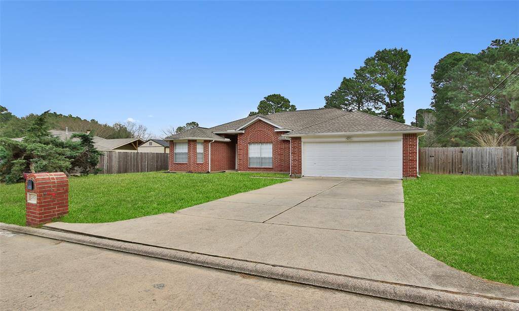 This one story home offers 3 bedrooms and 2 baths. Welcome home to 28718 Ashbrook. Beautiful and immaculate!! (Green grass on all the photos has been photo shop)