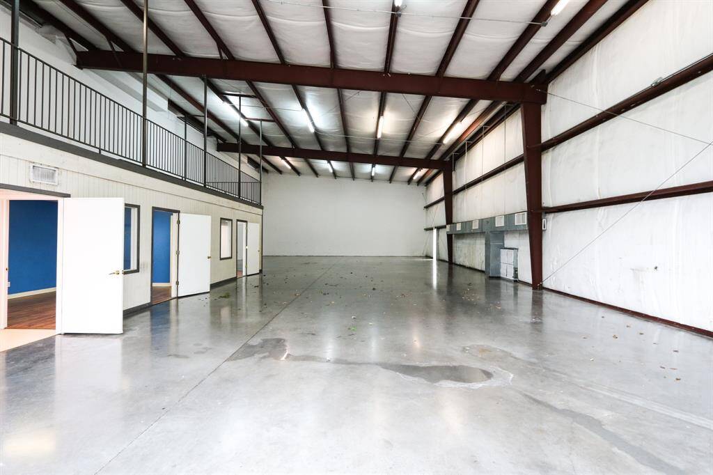 1718 B: Warehouse space insulated.