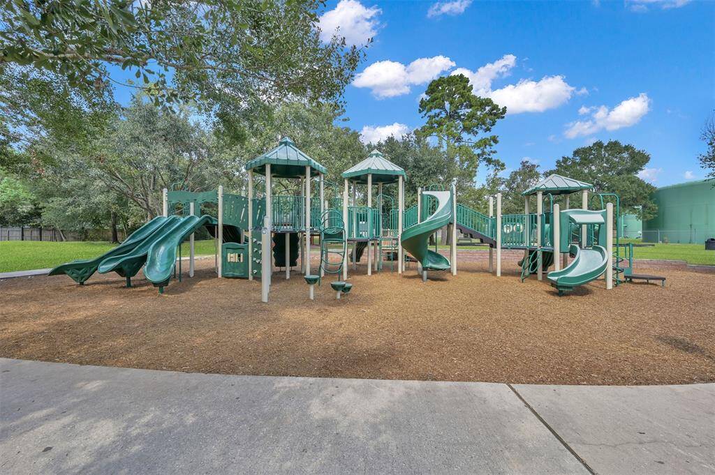 For a small additional fee take advantage of all of the amenities that Northampton, a neighboring community, has to offer including two community pools, parks, trails, playground, tennis courts AND fitness center!