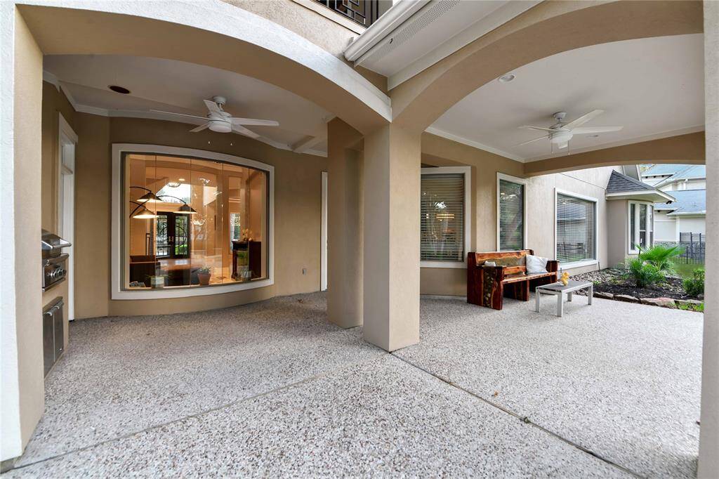 The backyard covered paOo also offers a built-in grill allowing entertaining to be a breeze! This spacious paOo offers ample space for outdoor dining