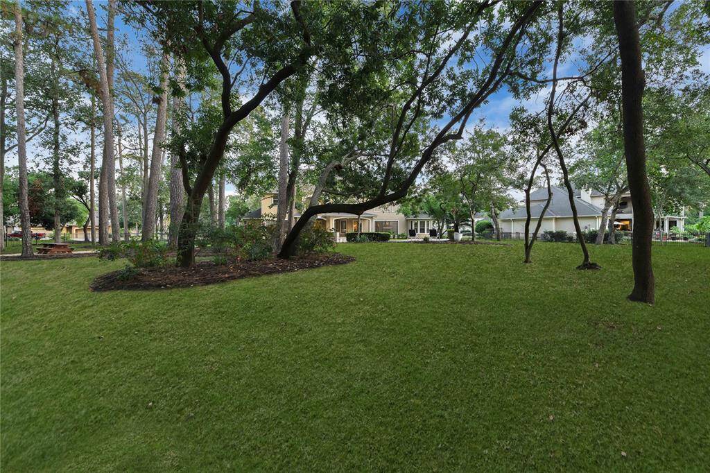 Don't overlook the beauOfully maintained green space on this expansive 1+ acre lot, which is ideal for a variety of outdoor acOviOes.