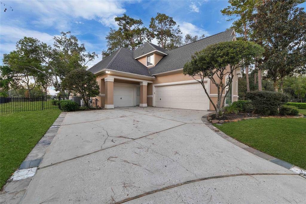 Don't miss this amazing opportunity to call 7611 Kings River Circle your home sweet home! Call today to schedule your private showing!