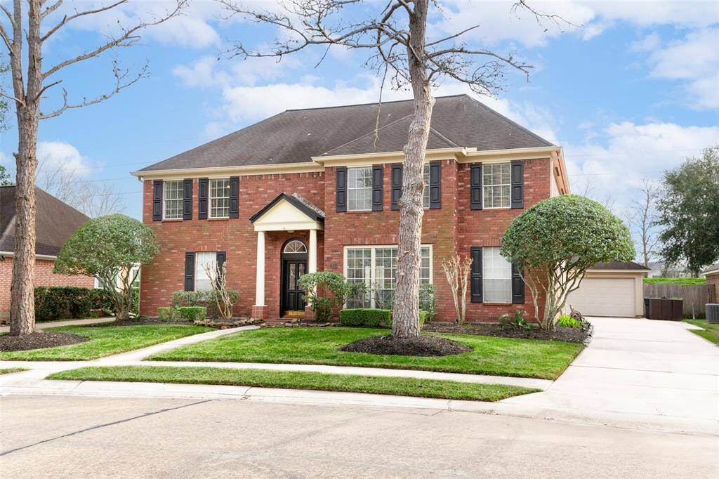 Traditional Design with a Covered Entryway and a Detached Garage.
