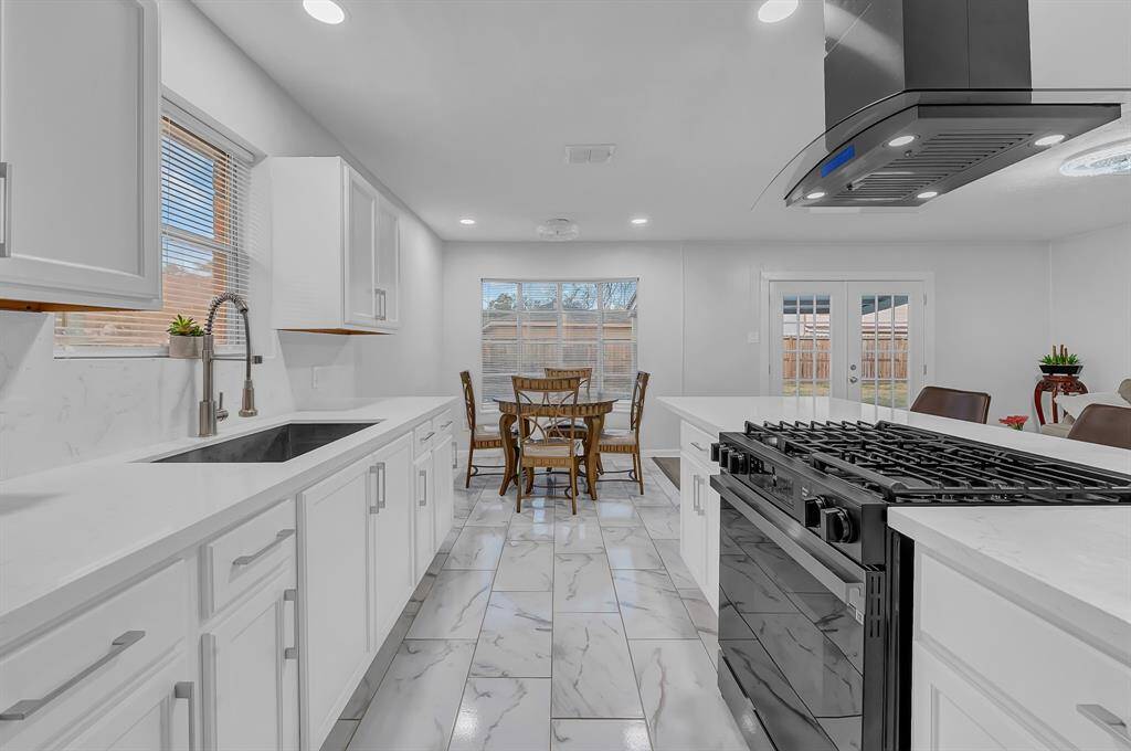 Another view of this gorgeous kitchen