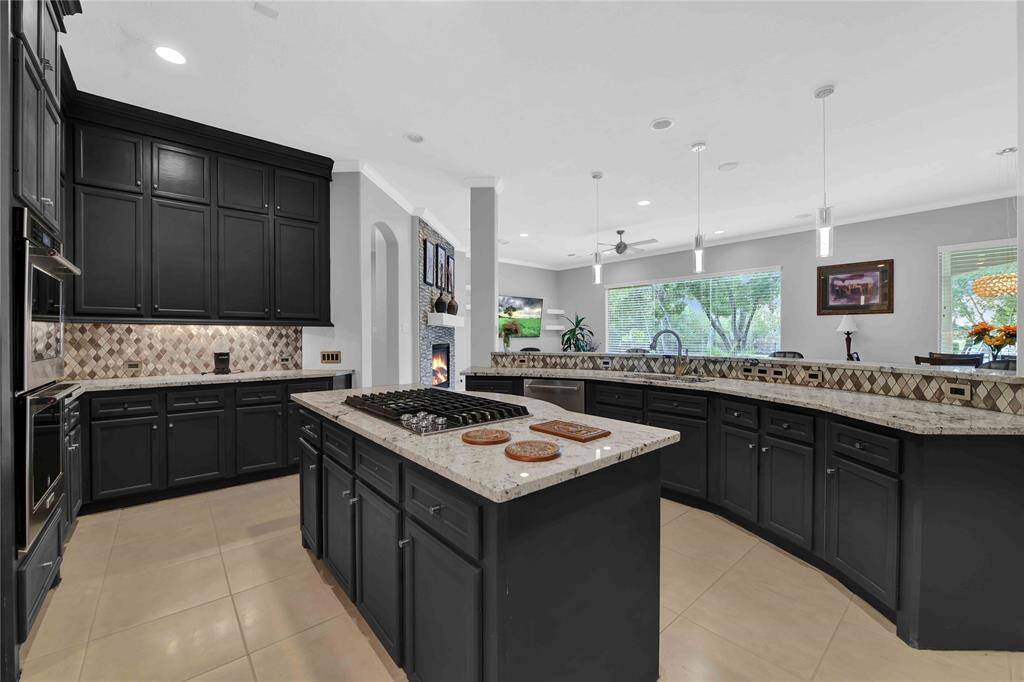 This kitchen is a true masterpiece of design and funcOon. The space is beauOfully illuminated by a combinaOon of under-cabinet lighOng, recessed lighOng, and elegant pendant lights, highlighOng the kitchen's refined details and creaOng a warm, inviOng atmosphere.