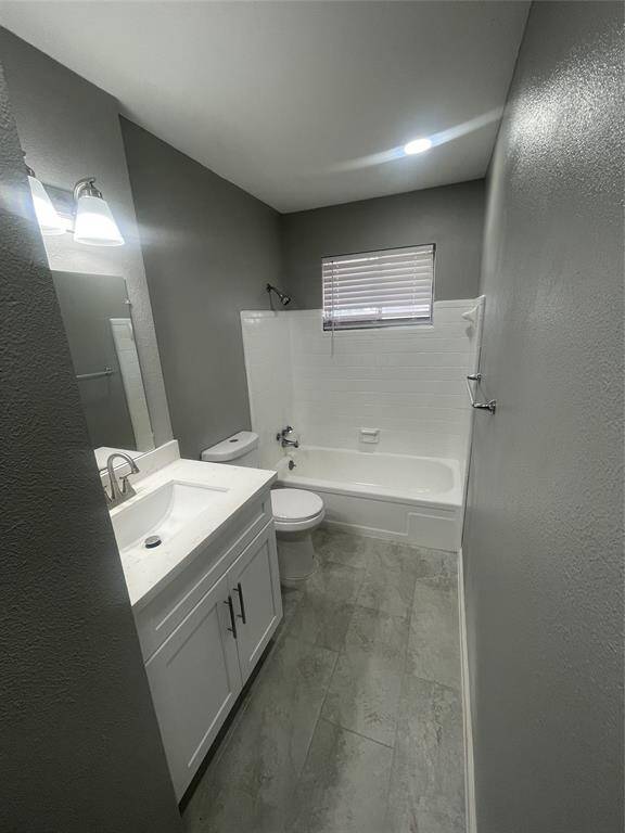 Spacious full sized bathroom with tub/shower combo