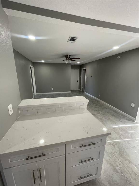 Kitchen with breakfast bar