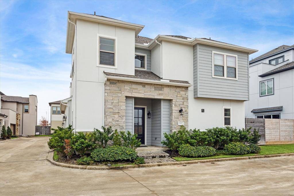This residence boasts a fantastic spot within a gated community, offering convenient access to Downtown Houston and the Texas Medical Center. You can enjoy an array of dining, shopping, and entertainment options in the nearby Chinatown and the Galleria.