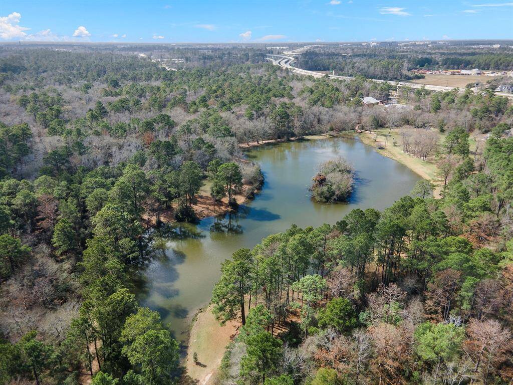 This picturesque lake is a nature lover’s paradise. Surrounded by lush greenery and tranquil walking paths, it offers a peaceful retreat with easy access to community amenities, enhancing leisure and recreation opportunities for residents.