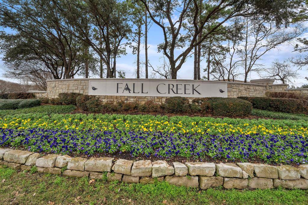 Welcome to the Fall Creek community with fantastic amenities! Conveniently located on Beltway 8 - easy commute to downtown, Houston ship channel or The Woodlands.
