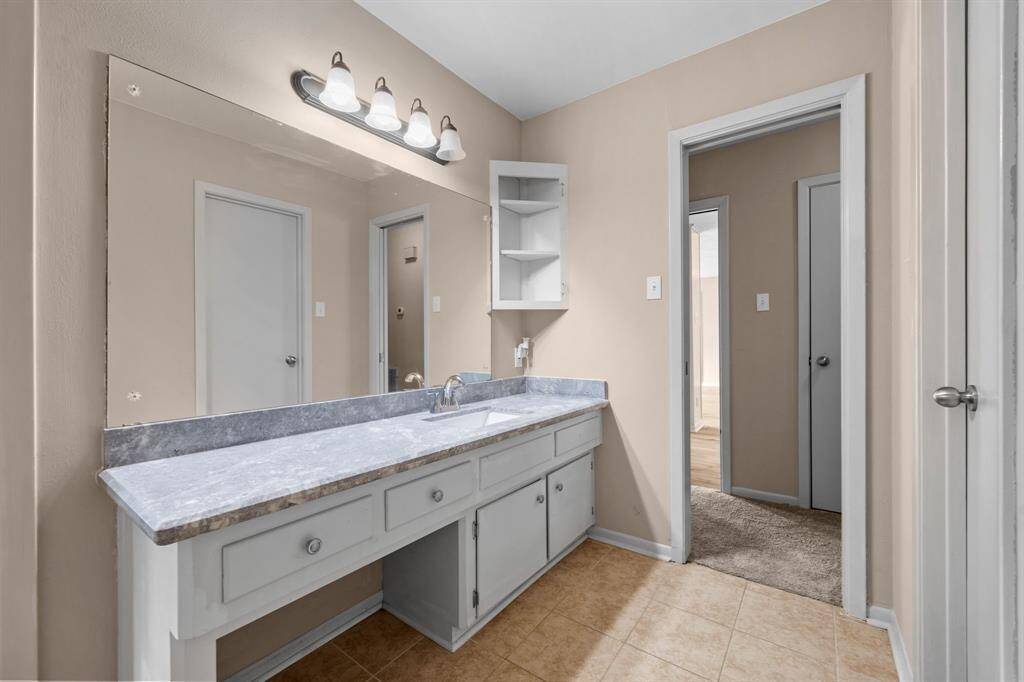 Large bath located just off the hallway