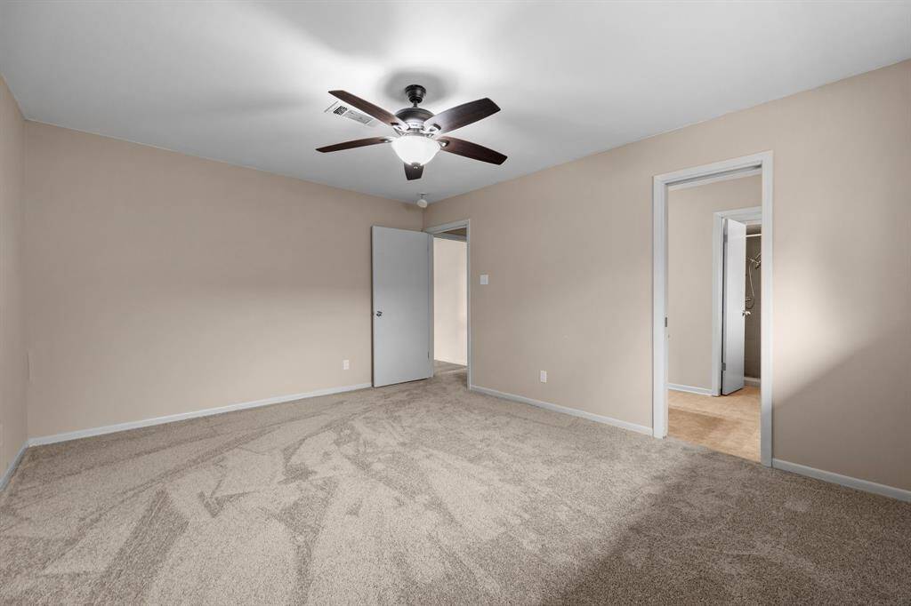 Secondary bedroom.