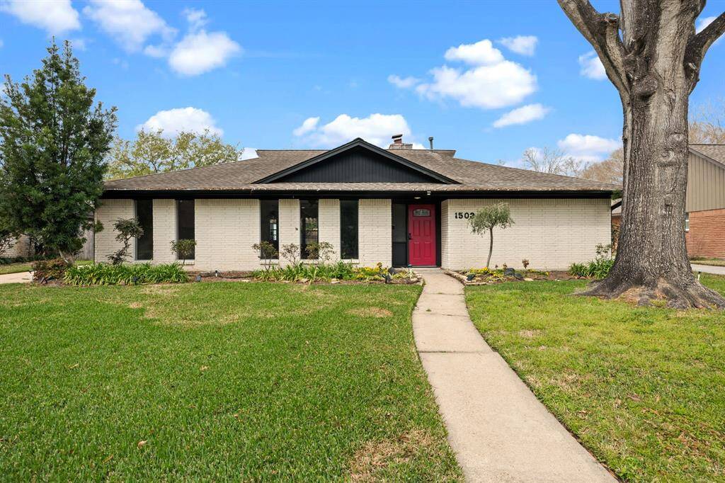 Charming ranch style home nestled in the heart of Clear Lake City!