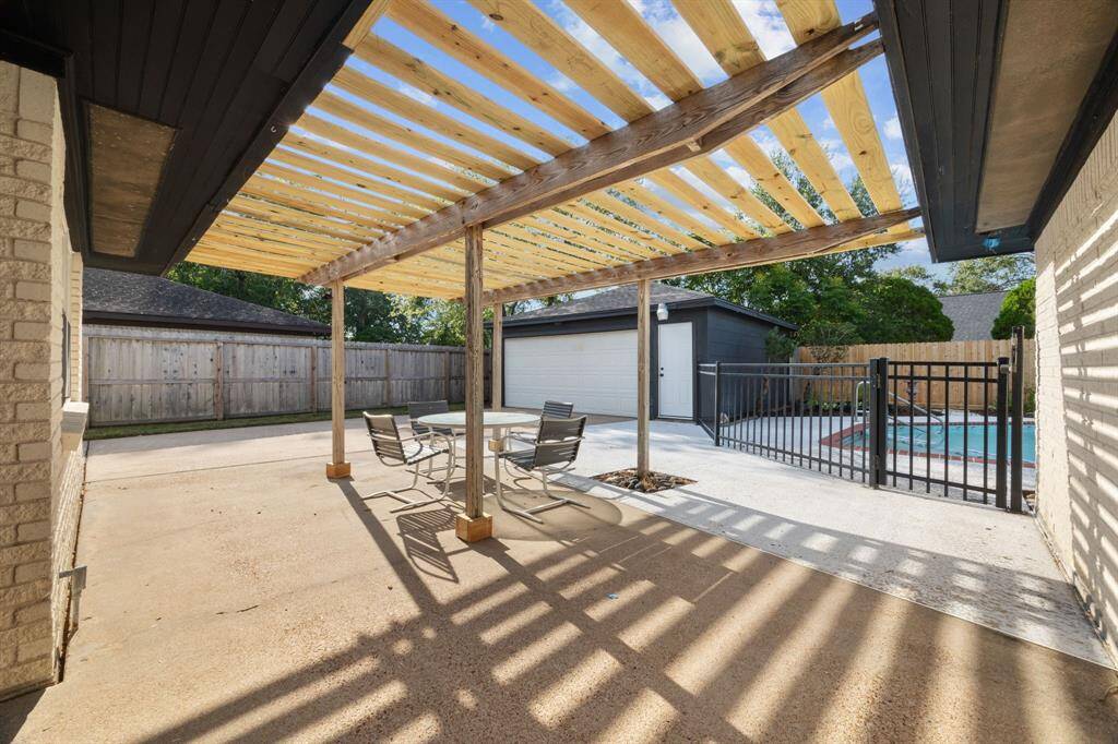 Spacious covered patio area for all your outdoor entertaining rain or shine.