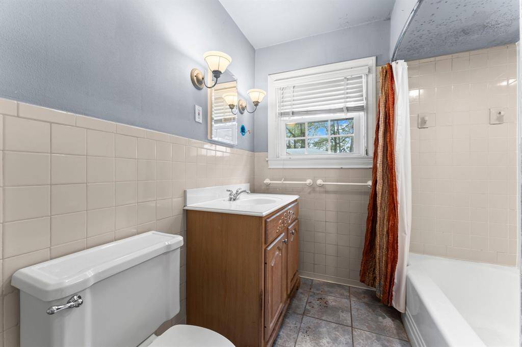 Full bathroom just down the hall from the kitchen.