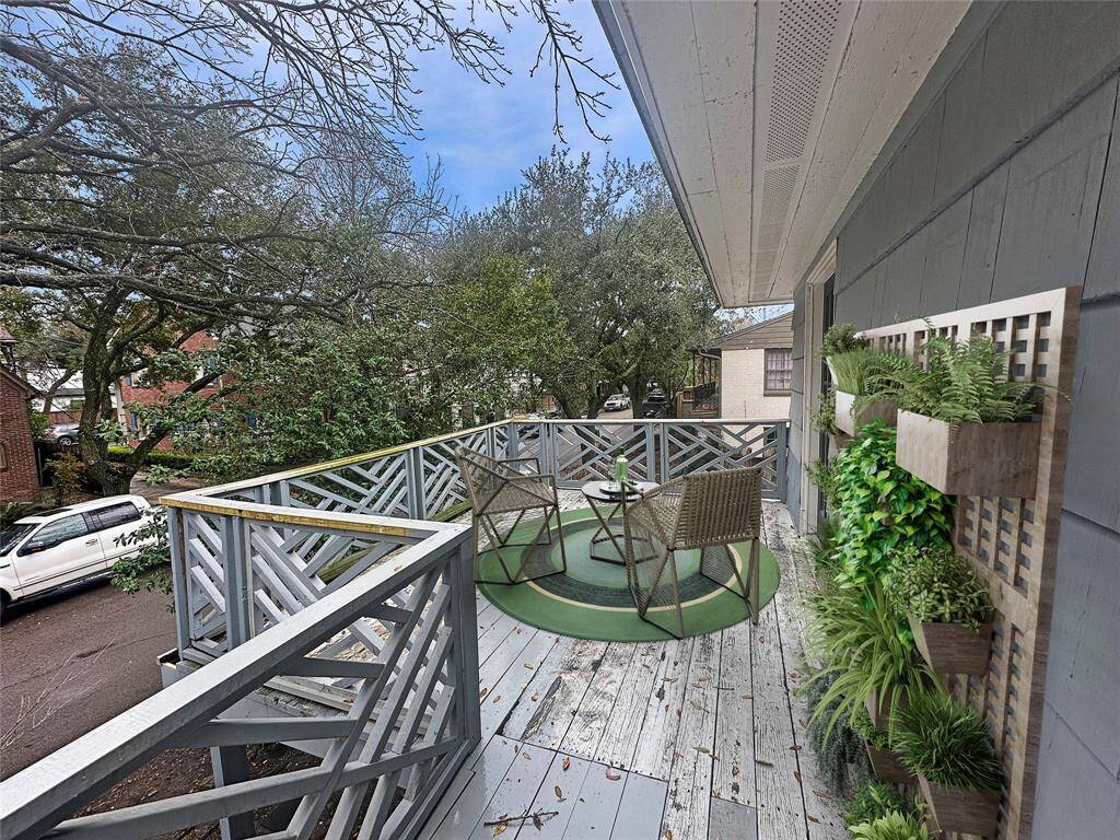 Common balcony for both units