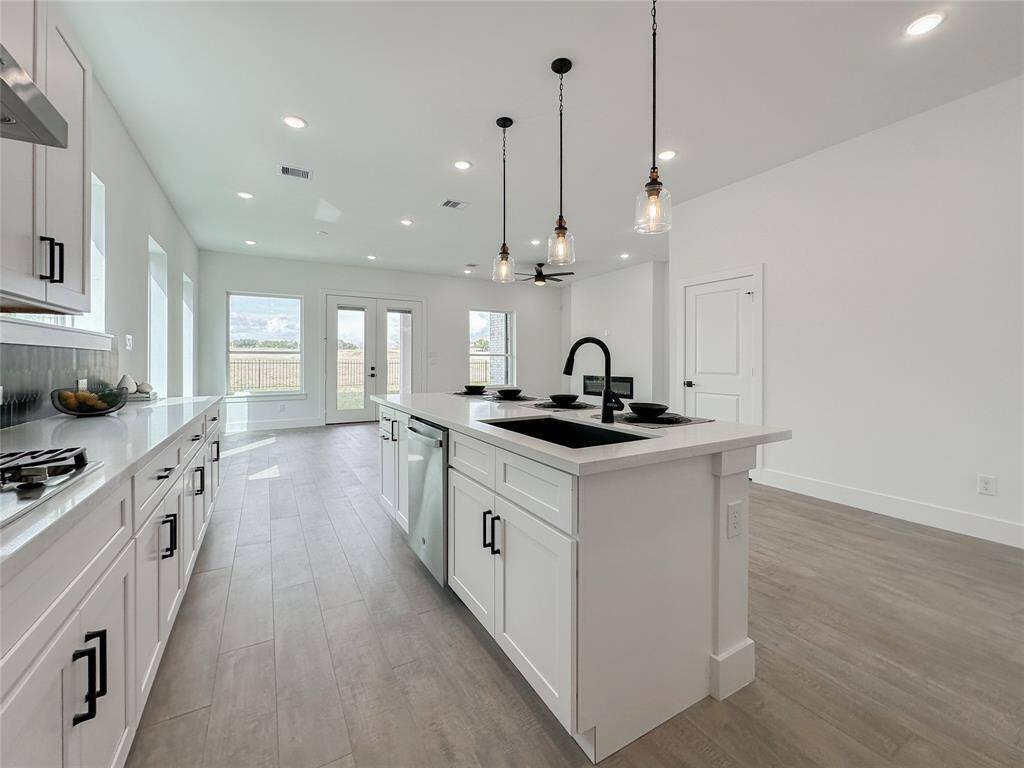 Island with sink and dishwasher