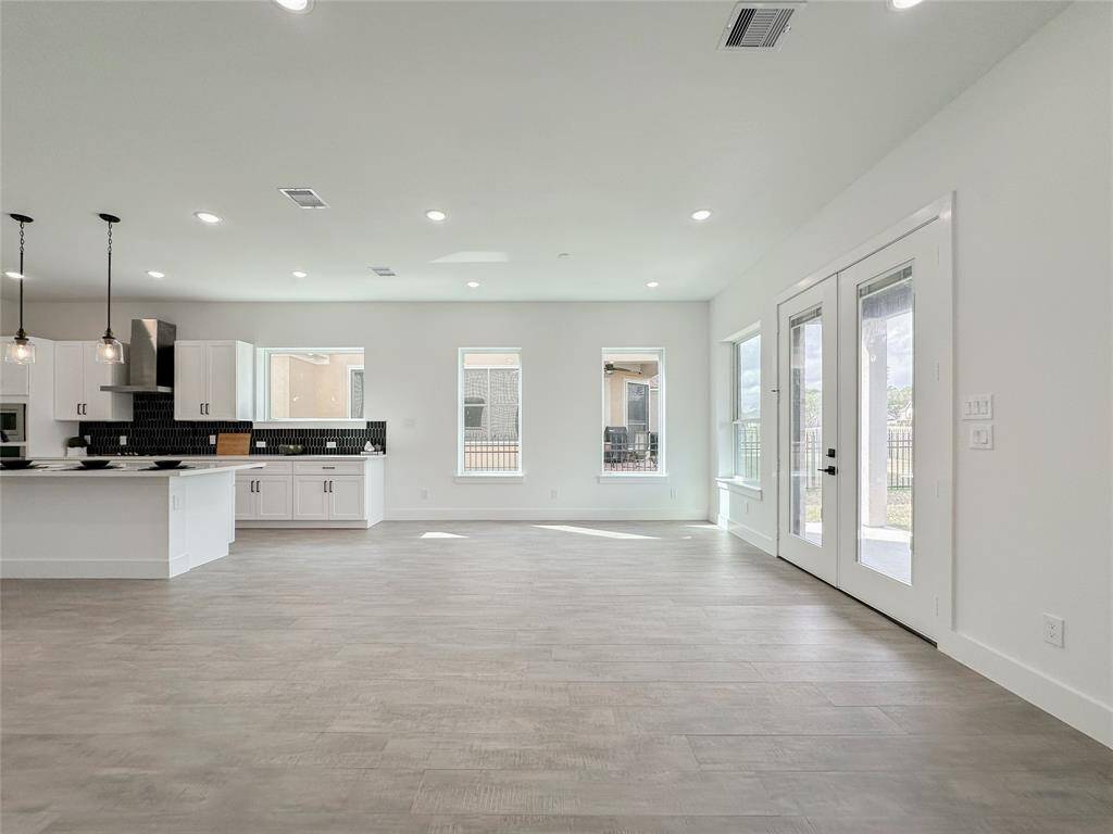 Open concept to dining room or breakfast room