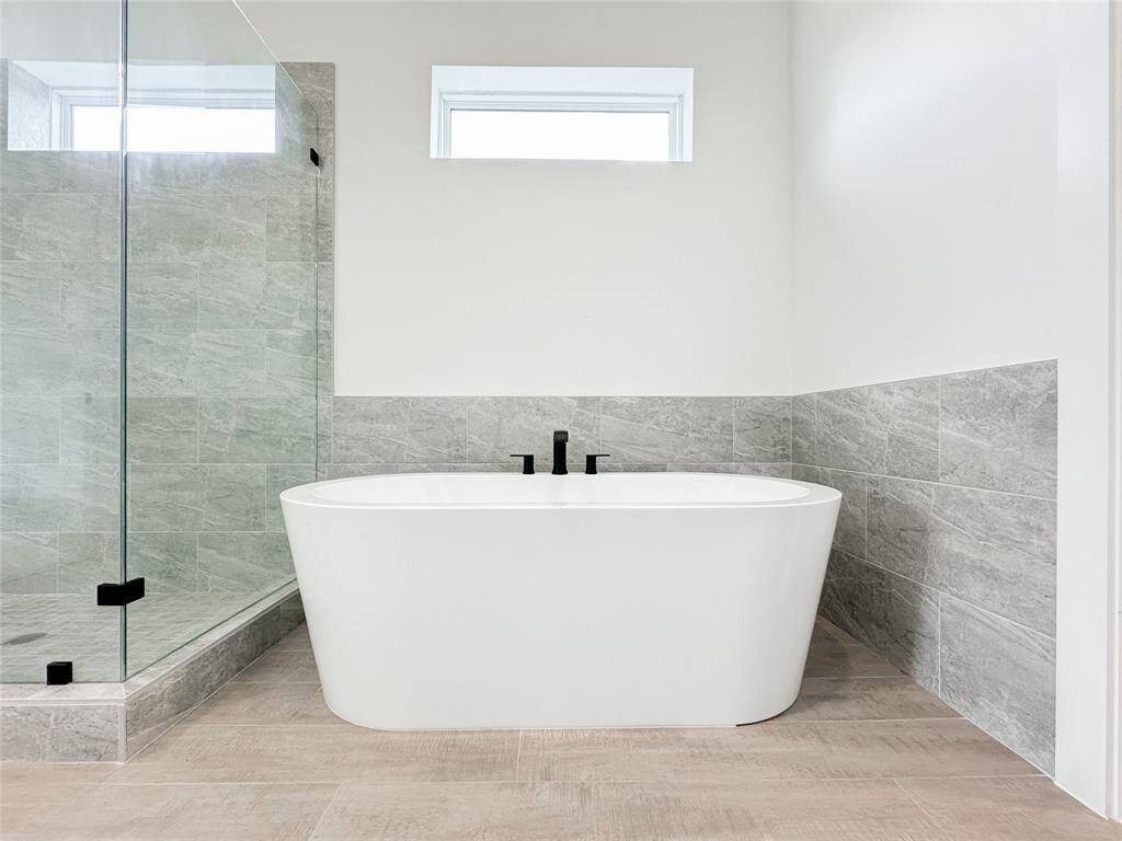 Elegant bathtub