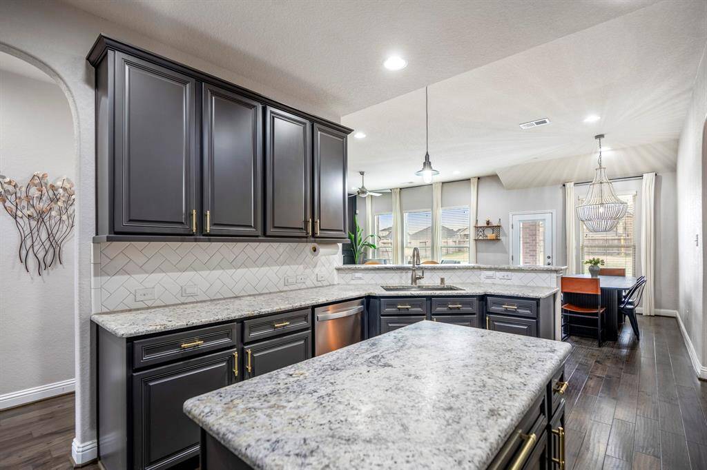 This kitchen conveniently connects to the dining area and living room for easy entertaining!