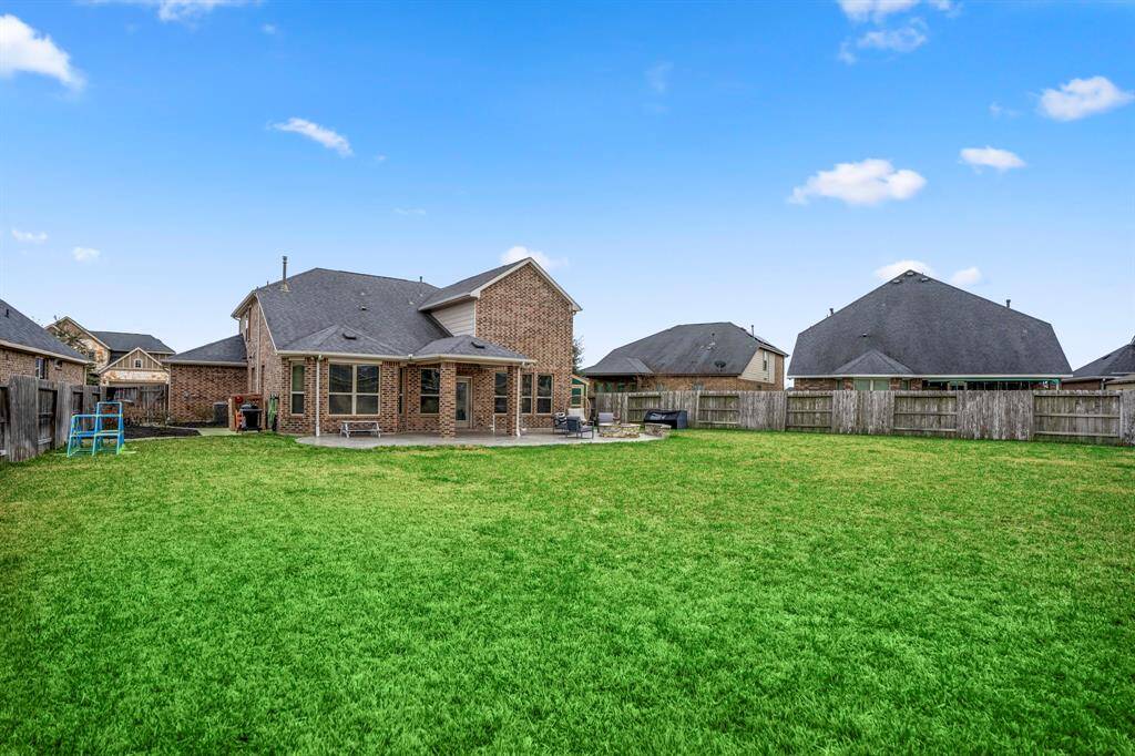 Imagine the space you can create in the spacious backyard! It has room for play set, outdoor kitchen, pergola, or covered patio!