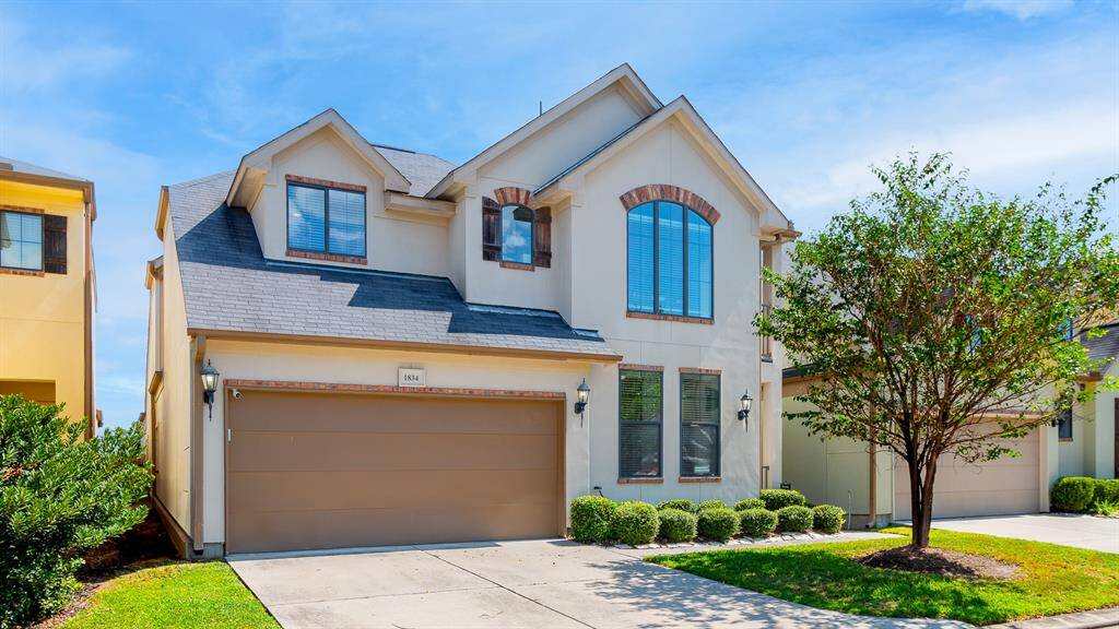 Located in a friendly neighborhood, this home is conveniently located near schools, shopping and I-45, making it a great choice for families and commuters alike.