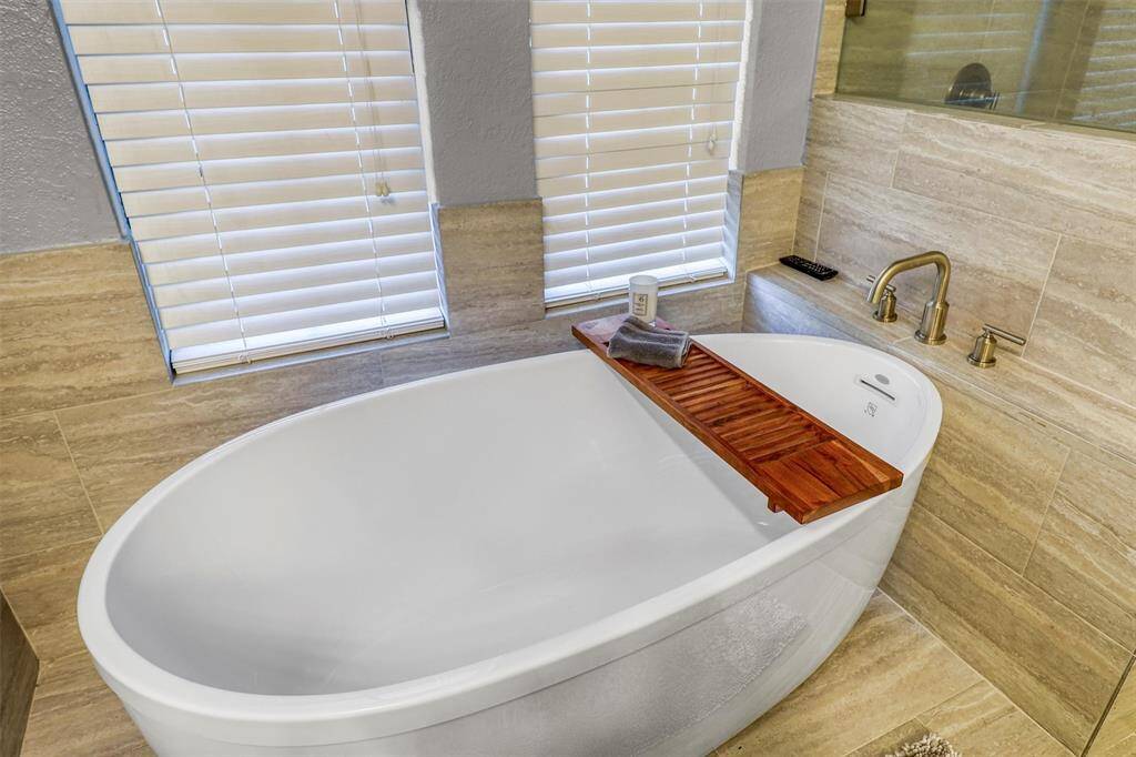 Imagine relaxing in this inviting large spa-like free-standing soaker tub.
