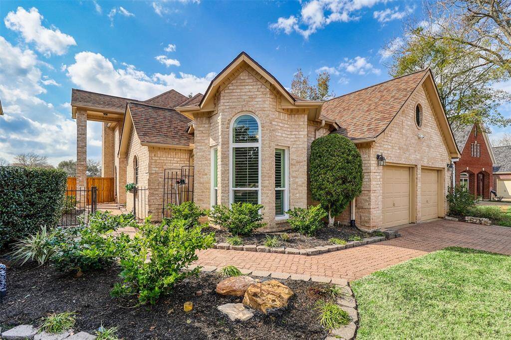 Welcome to 2123 Woodland Drive 1-1/2 story home located on #3 tee box in highly sought after Pecan Grove golf course community. House features 3 bedrooms (2 bedrooms 1st floor) and 3 full bathrooms (2 bathrooms 1st floor), gorgeous backyard pool, Generac generator...A MUST SEE!