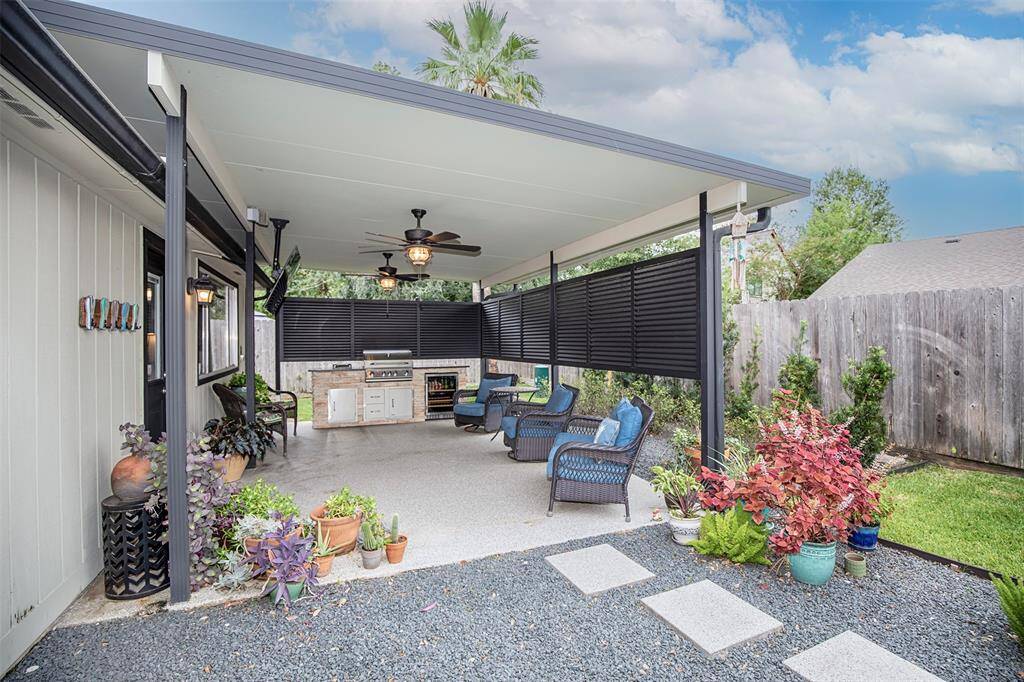Charming backyard with a hot tub, patio and a landscaped garden. There's a neat mix of grass and gravel areas, seating space and perfect for relaxation and entertaining.