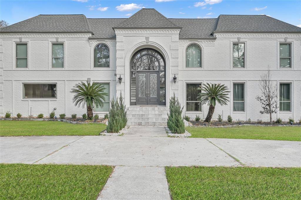 The circle driveway and grand entrance provide an elegant and inviting welcome.