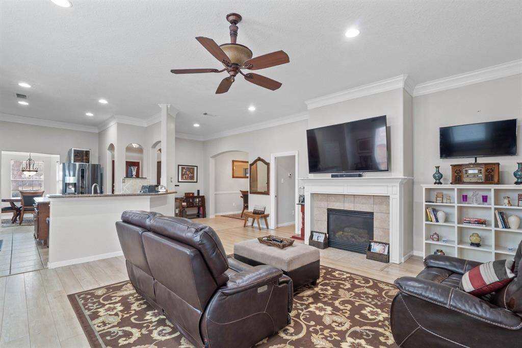 SPACIOUS LIVING ROOM