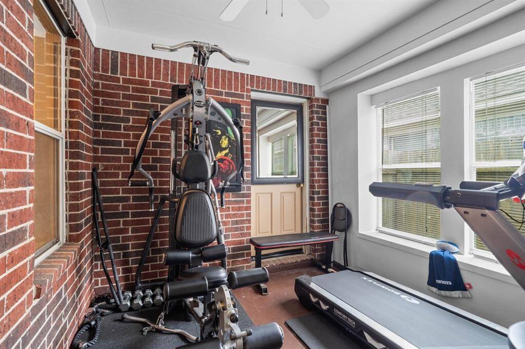 INDOOR GYM/SUN ROOM. FULL AC INCLUDED