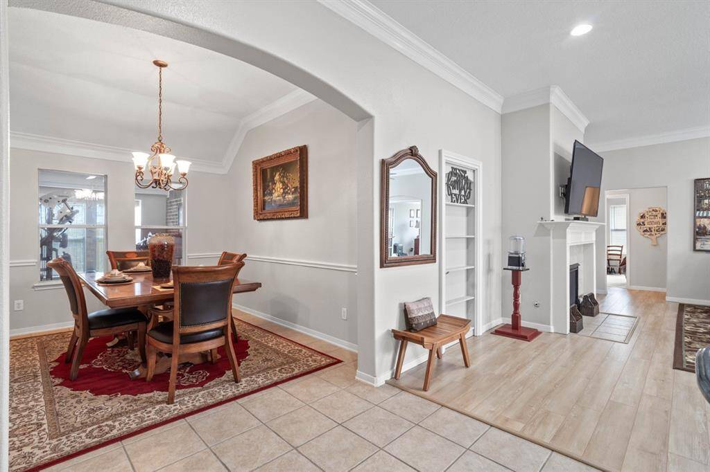 Double crown molding throughout the entire home