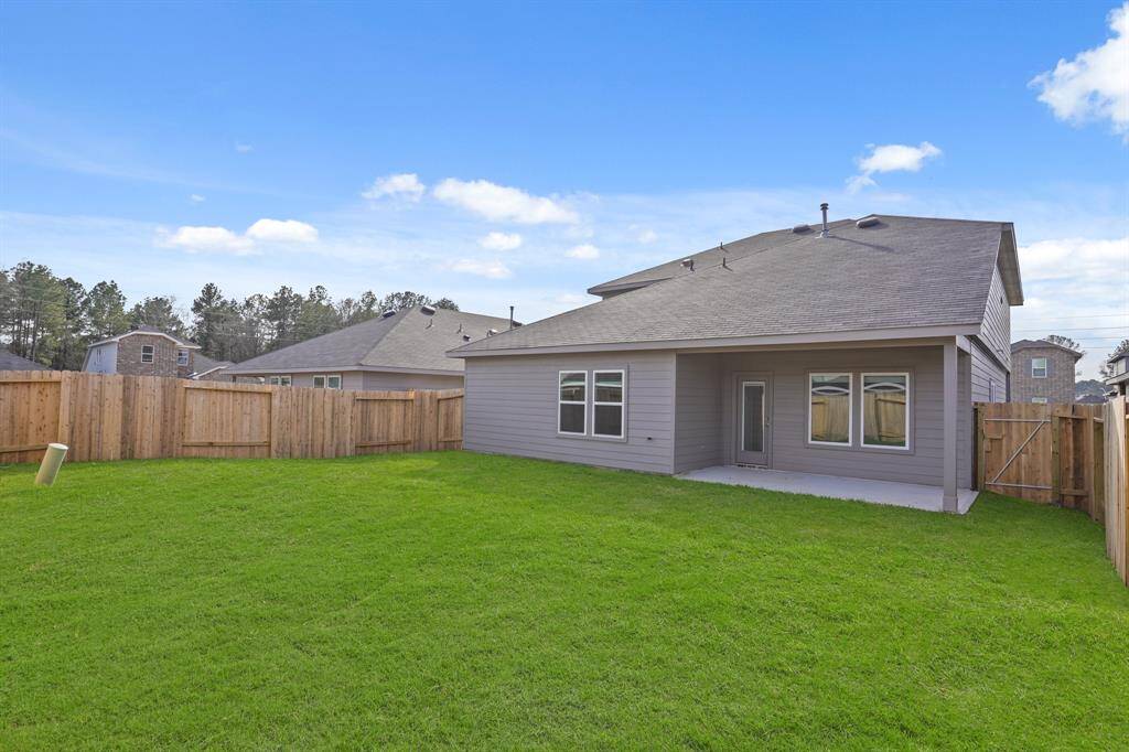 Fantastic Back Yard and Covered Patio!