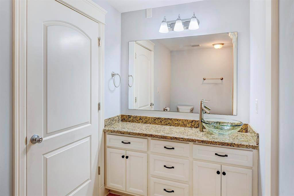 2nd bathroom ensuite can also be entered by hall.