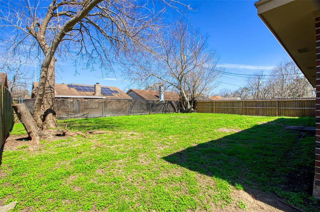 A big private yard for cook outs with friends and family!