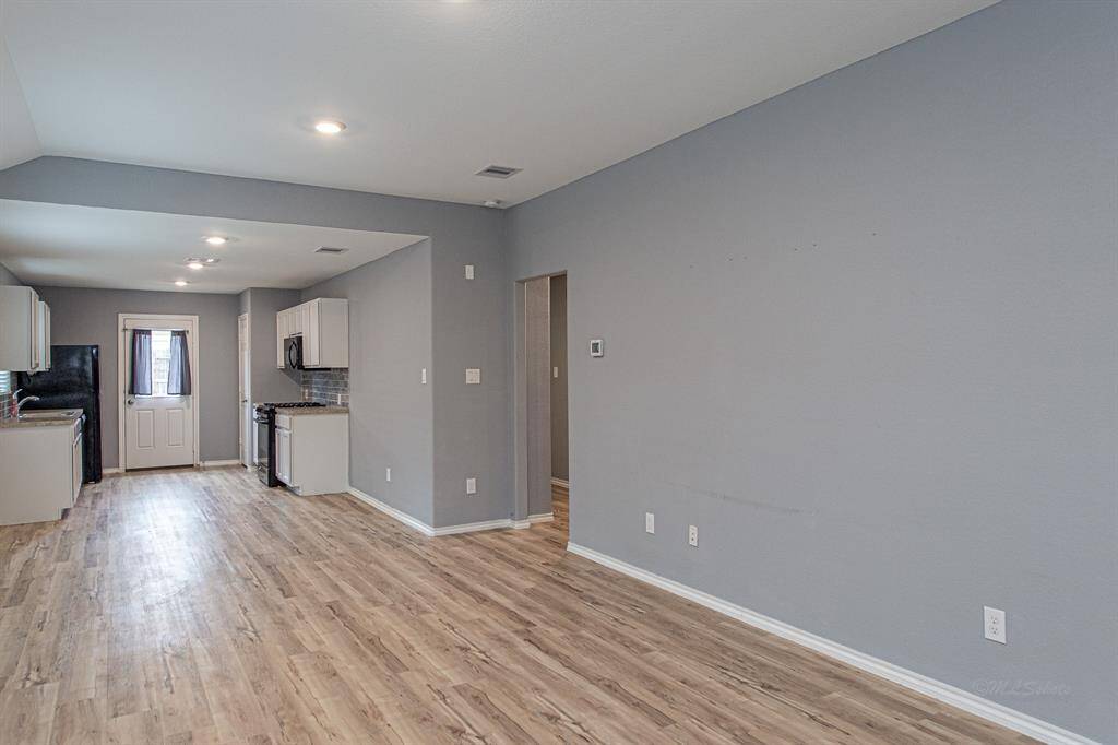 This house features an open-concept kitchen with a combo living/dining area. Laminate vinyl flooring throughout. This space is bright and versatile, ideal for customization.