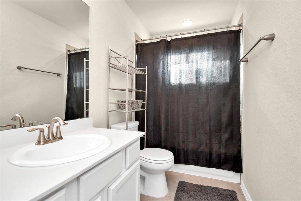 Full bath located in hallway just off the gameroom.