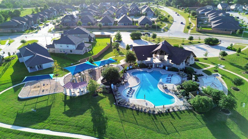 Being in the Vanbrooke Master Planned community will give you access to all the wonderful amenities it has to offer: A sparkling blue Resort style pool and splashpad to cool off in during the summer, a children's playground, nature trails, parks and plenty of open spaces to explore.