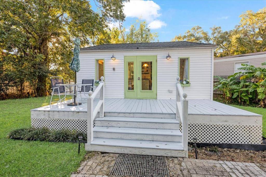 Cottage that sleeps 2 on a murphy bed with a kitchen that has 2 burners, microwave, refrigerator and a full size bathroom