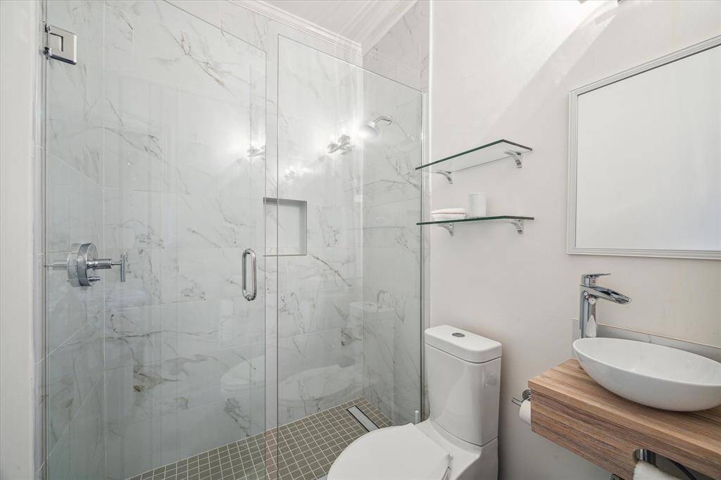 Ensuite bath of a secondary bedroom
