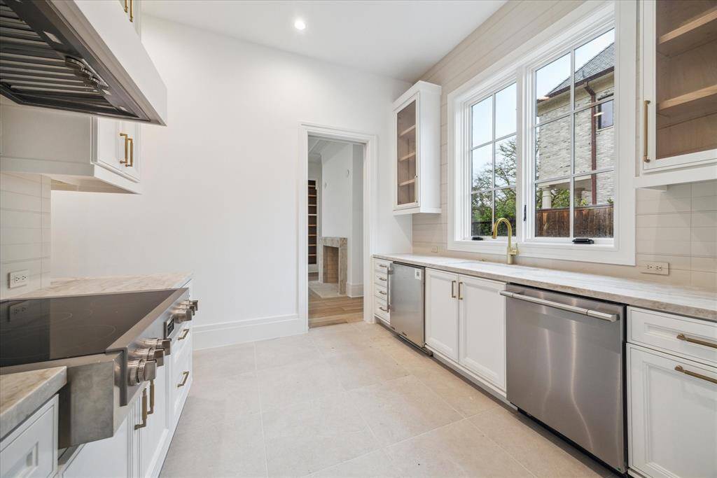 Scullery Kitchen with access to the dining room