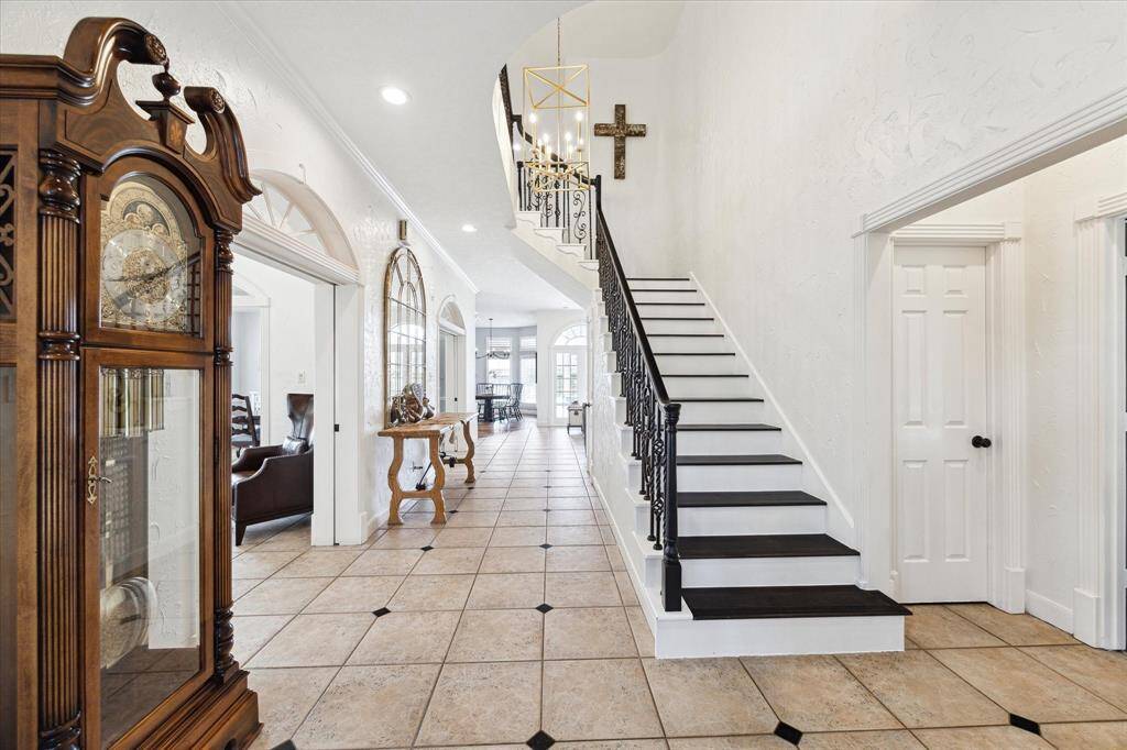 Dramatic 2 story entry. Beautiful wood staircase steps.