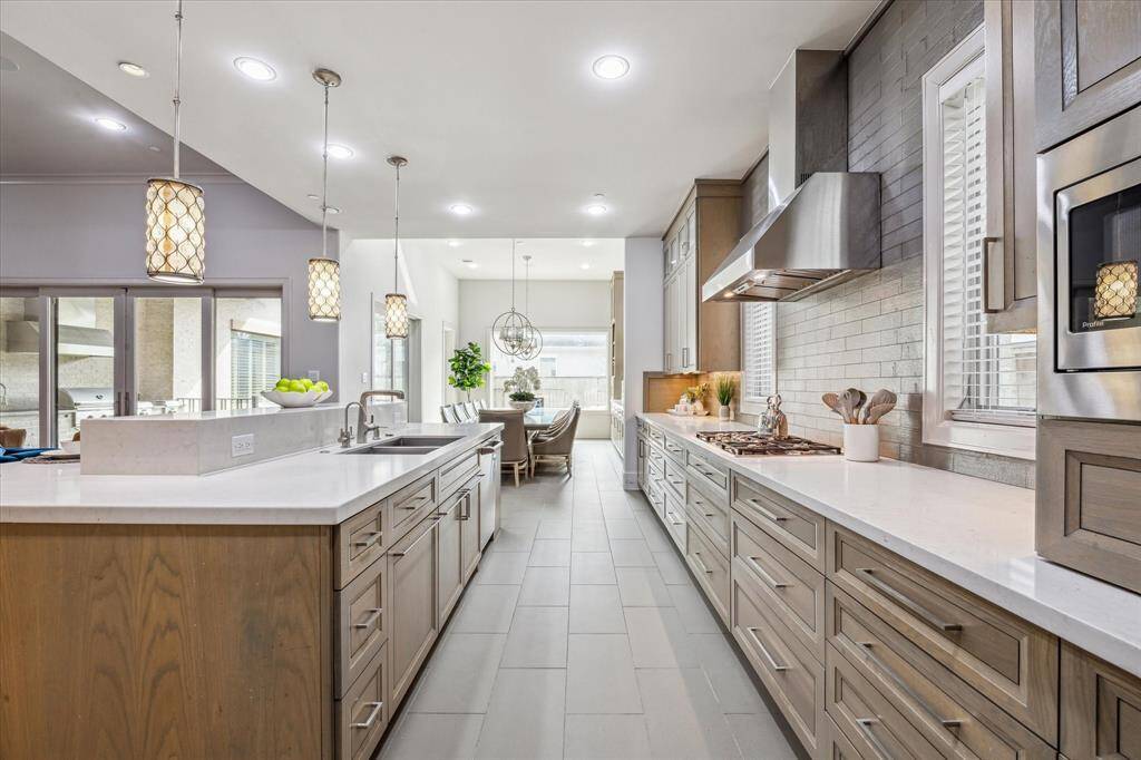 Designed with the most discerning chef in mind, this kitchen combines elegance and practicality, making it the perfect heart of the home for preparing meals and entertaining guests.