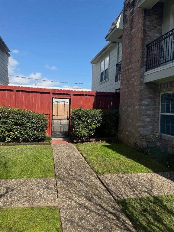 gate to carport